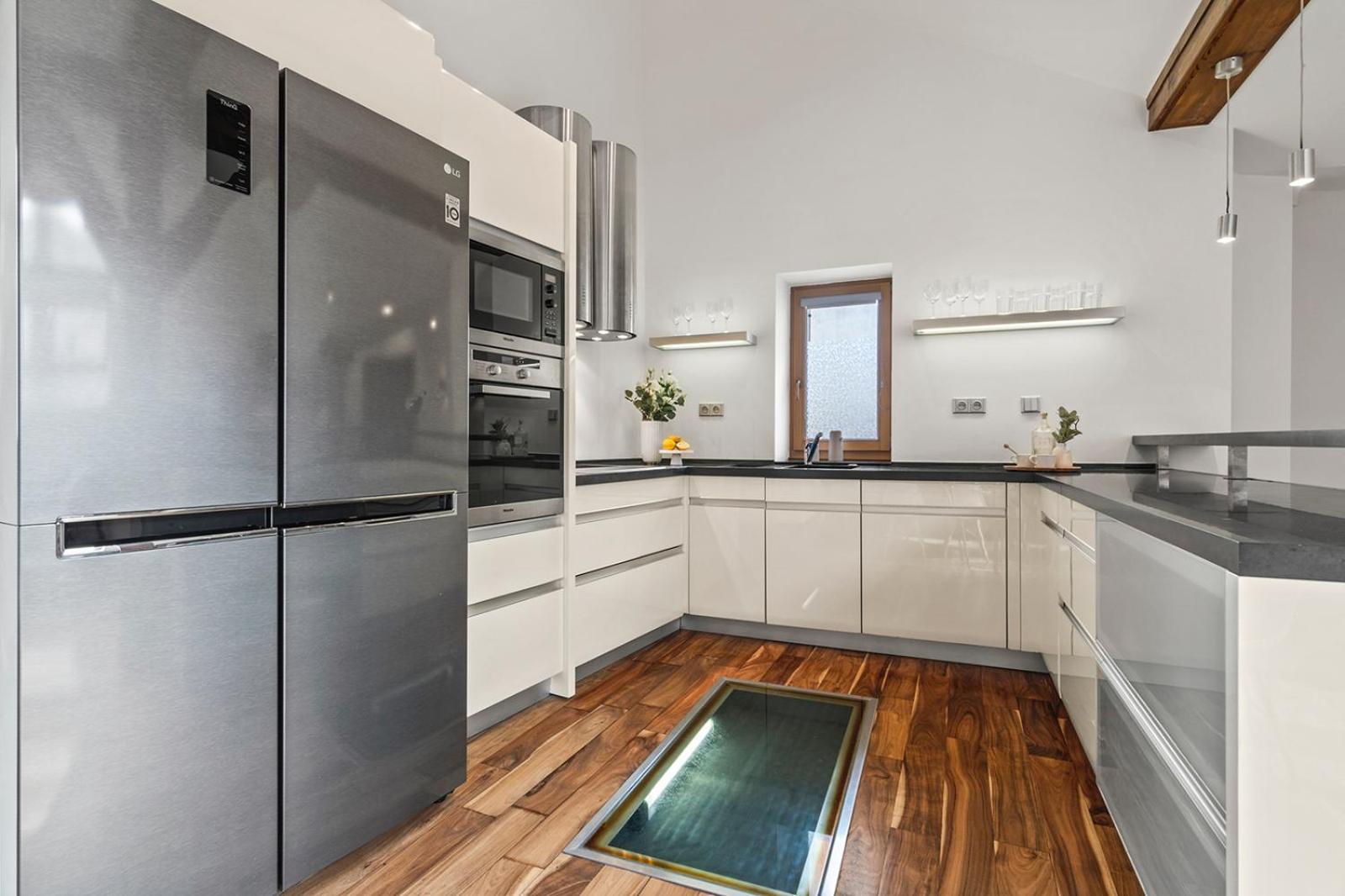 Days - Spacious 117m2 Attic Retreat W Ac - Near Old Town Sq